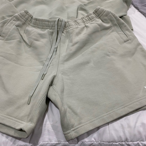 Pharrell Williams Addidas sweatshirt and matching shorts - Picture 6 of 9